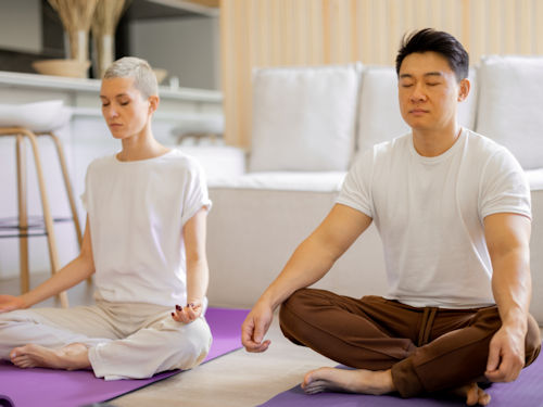couple practicing mindfulness to reduce stress and naturally enhance fertility