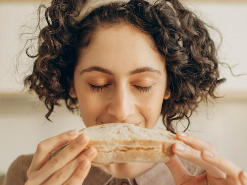 woman mindfully eating to improve her mental health