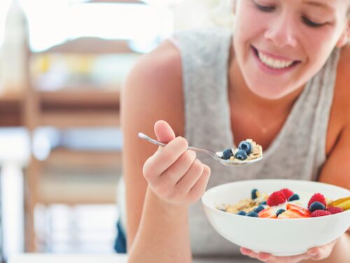 lady eating midfully to aid with digestion