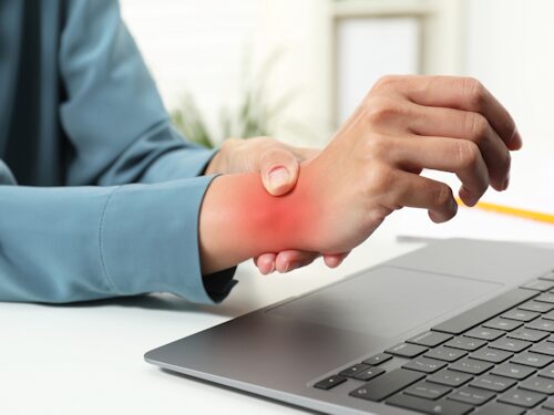 person experincing hand and wrist pain due to carpal tunnel syndrome