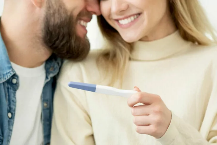 Couple with a postitive pregnancy test after improving their fertility naturally